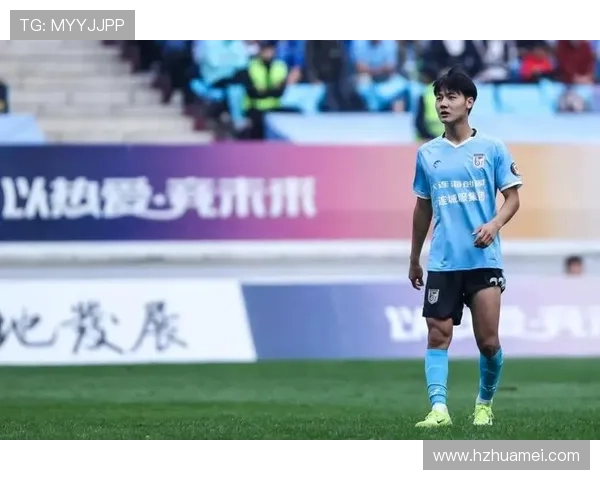 毛伟杰遭飞踹倒地 主裁漏判红牌安东尼奥不满